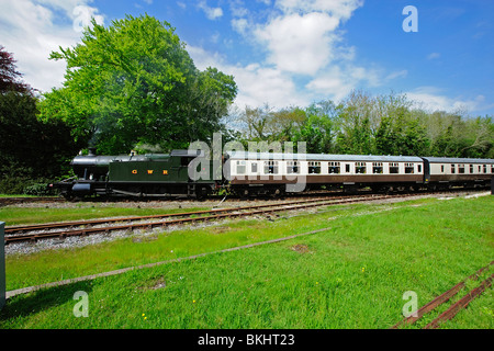 Dampfzug verlassen Bodmin Parkway Station, Cornwall, UK Stockfoto