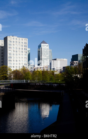Canary Wharf Tower spiegelt sich im Wasser des Kanals, Limehouse Bassin, London Stockfoto