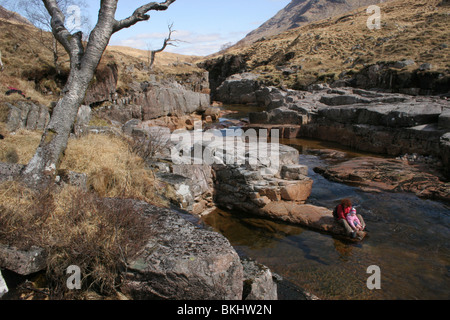 Glen Etive, in der Nähe von Glencoe, Schottland. Dies ist einem schnell fließenden Fluss seinen Weg durch steile Felsen ausschneiden. Stockfoto