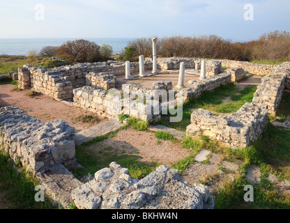 Ausgrabung der Basilika am Abend Chersones-Altstadt (Sewastopol, Krim, Ukraine) Stockfoto