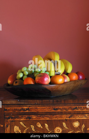 frisches Obst in Holzschale. März 2010 Stockfoto