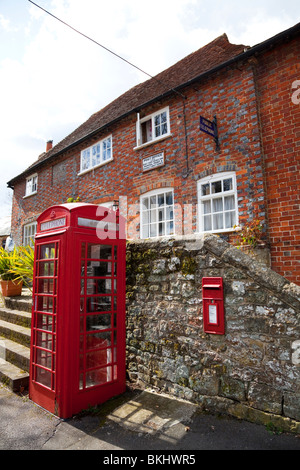 Dorf Postamt in Tillington West Sussex mit alte rote Telefonzelle, alte Telefonzelle Schild und Wand montiert Briefkasten Stockfoto