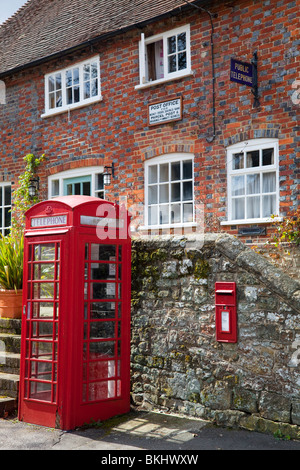 Dorf Postamt in Tillington West Sussex mit alte rote Telefonzelle, alte Telefonzelle Schild und Wand montiert Briefkasten Stockfoto