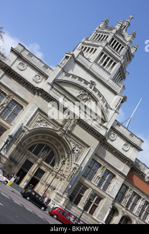 Das weltweit berühmte Victoria and Albert Museum, ein seitlicher Blick auf den Haupteingang in Thurloe Place in South Kensington gelegen. Stockfoto