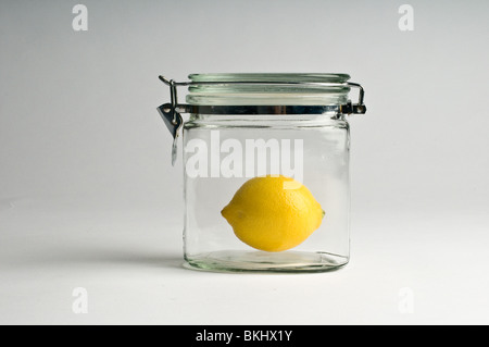 Zitrone in ein Glas. Stockfoto