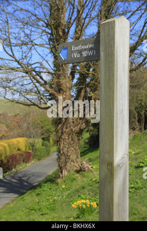 Ein Zeichen post in Richtung Eastbourne auf der South Downs Way National Trail. Stockfoto