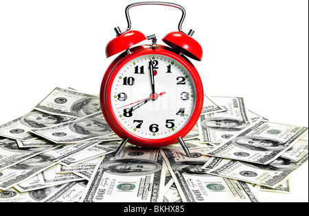 "Zeit ist Geld" Konzept - klassische Wecker über Dollar. Hoher Kontrast Stockfoto
