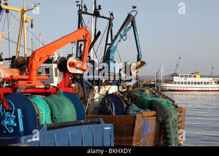 FANGGERÄTE UND NETZE ON STERN TRAWLER AM KAI IN SCARBOROUGH.  YORKSHIRE.  ENGLAND.  UK Stockfoto