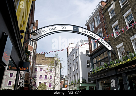 Carnaby Street mit obenliegenden Zeichen, London Stockfoto