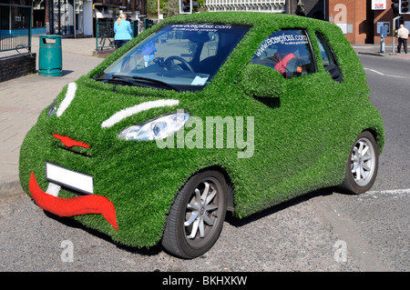 Smart Auto bedeckt und Werbung Kunstrasen Stockfoto