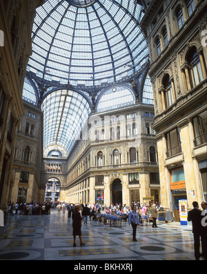 Innenseite der Galleria Umberto I (öffentliche Einkaufsgalerie), Via Santa Brigida, Neapel, Kampanien, Italien Stockfoto