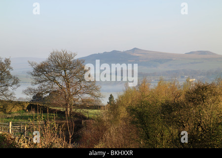 Morgendämmerung Blick auf die Hügel bekannt als scharfe Haw, die nur innerhalb der Grenzen der Dales, in der Nähe von Skipton in North Yorkshire Stockfoto