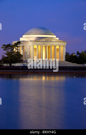 Blick auf das Jefferson Memorial über den Tidal Basin kurz vor der Morgendämmerung, Washington DC USA Stockfoto