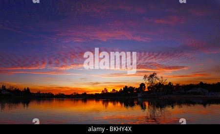 Spektakuläre Winter Sonnenuntergang über Woodbridge Altolario in Irvine. Stockfoto