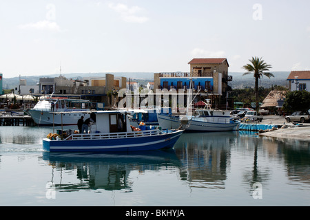 EIN FISCHERBOOT BETRITT DEN KLEINE MALERISCHE HAFEN VON LATCHI AUF DER INSEL ZYPERN. Stockfoto