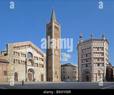 Glockenturm der Kathedrale und Baptisterium von Piazza del Duomo Parma Italien Marmor im Lombard gotischen Stil erbaute Stockfoto