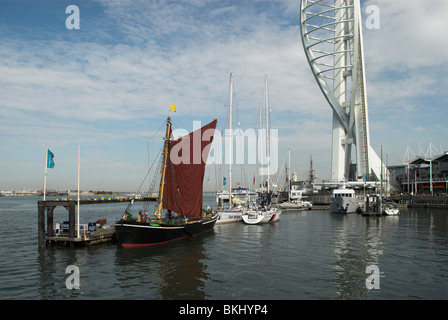 Thames Barge "Alice" in Gun Wharf Quays, Portsmouth, Hampshire festgemacht. Stockfoto