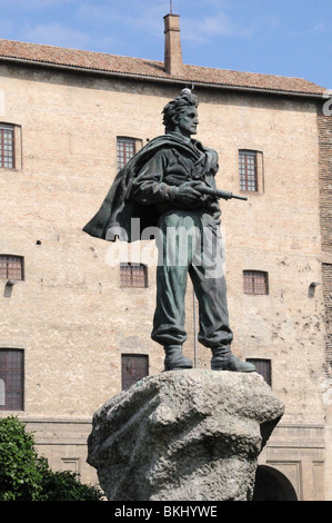 Bronzestatue eines Soldaten War Memorial in Piazza della Pace Parma Italien mit Palazzo Dell Pilotta hinter Stockfoto