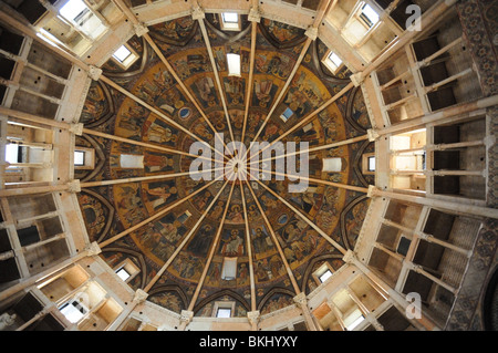 Innere des Kuppeldach der achteckige Baptisterium neben il Duomo Assunta Dom Parma Emilia Romagna Italien Stockfoto