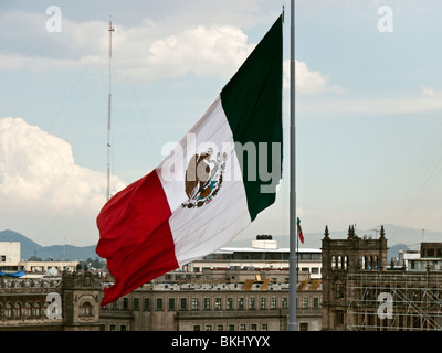 großen mexikanischen Flagge über dem Zocalo in Mexiko-Stadt Kulisse des historischen Gebäuden Bergen & Himmel Stockfoto