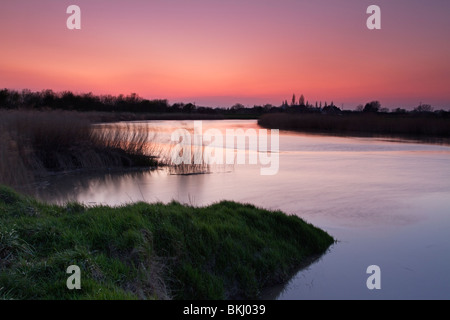 Sonnenuntergang über dem Fluß Parrett im Frühjahr. Stockfoto