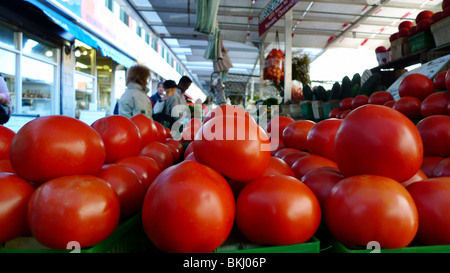Frisch gepflückt Bio-Tomaten auf dem Display am Bauernmarkt. Stockfoto
