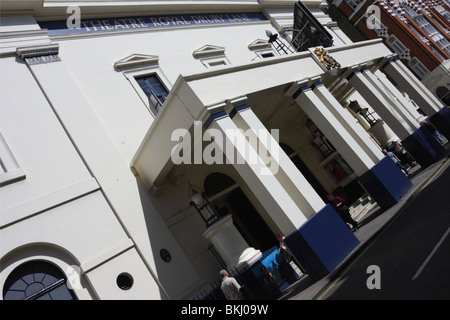 Extreme abgewinkelt Aspekt zum Haupteingang, das Theatre Royal Drury Lane in London Covent Garden. Stockfoto