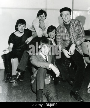 HOLLIES - UK-Gruppe im Oktober 1966 von l: Allan Clarke, Bernie Calvert, Tony Hicks (vorne) Graham Nash, Bobby Elliott Stockfoto