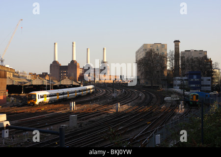 Als S-Bahn verlässt die Grenzen von Victoria Station, Battersea Power Station badet im Solar Power in der Ferne. Stockfoto