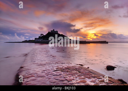 St. Michaels Mount und Damm; Sonnenuntergang; Cornwall Stockfoto