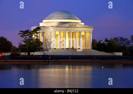 Blick auf das Jefferson Memorial über den Tidal Basin kurz vor der Morgendämmerung, Washington DC USA Stockfoto