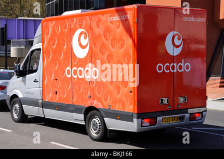 Orange Ocado internet Lebensmittel Lebensmittel Supermarkt Lieferwagen in London Netzwerkverkehrs-warteschlange, Lieferung nach Hause reisen Shopping Kunden England UK online Stockfoto