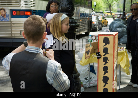 Künstler verkaufen ihre waren am Union Square in New York Stockfoto