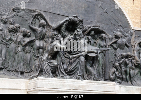 Bronzestatue Giuseppe Verdi-Denkmal im Stadtpark namens Piazza della Pace Parma Italien Stockfoto