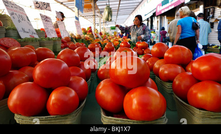 Frisch gepflückt Bio-Tomaten auf dem Display am Bauernmarkt. Stockfoto