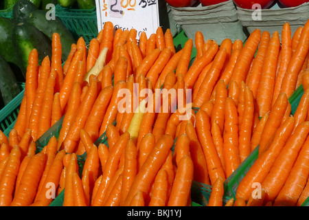 Frisch gepflückt Bio-Karotten auf dem Display am Bauernmarkt. Stockfoto