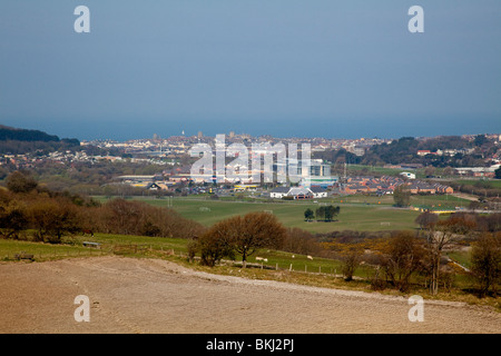 Ansicht von Aberystwyth Stadt eingebettet zwischen den umliegenden Hügeln, Blick nach Westen in Richtung Meer Stockfoto