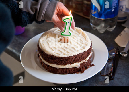 Schokolade, Geburtstagskuchen mit einer Kerze Nummer 1. Stockfoto