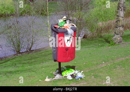 In der Nähe von einem über volle Hund Abfallbehälter Stockfoto