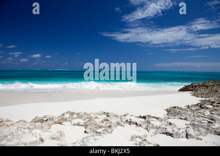 Unberührten weißen Sandstrand auf Mann O Krieg Cay und kristallklarem Wasser des Atlantischen Ozeans. Stockfoto