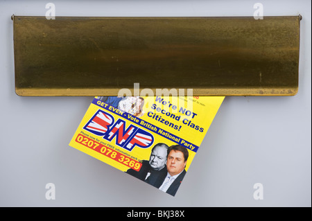 BNP-Merkblatt für 2010 Parlamentswahlen durchgepeitscht Briefkasten des Hauses Haustür in UK Stockfoto