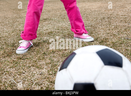 Mädchen spielen Fußball Stockfoto