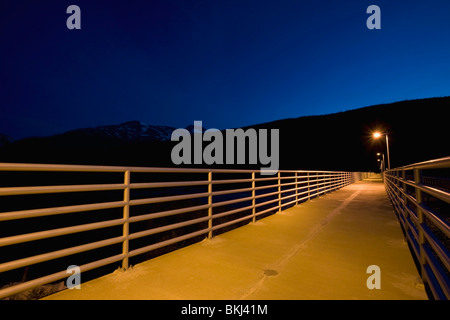 Taiya Inlet, Skagway, Alaska, Vereinigte Staaten von Amerika; Pat Moore Bridge bei Nacht mit Licht geflutet Stockfoto