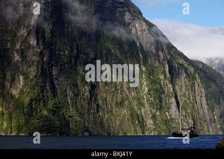 Ein Bootsfahrten durch Milford Sound in Fiordlands, Südinsel, Neuseeland Stockfoto