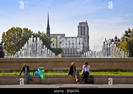 Die Brunnen des Hotel de Ville auf Rue de Rivoli, mit Notre Dame im Hintergrund Stockfoto