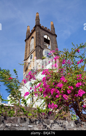 Eine alte Kirchturm mit Bougainvillea-Blüten in St. George's, Grenada, West Indies. Stockfoto