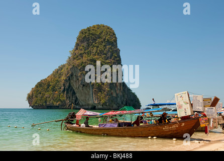 Thai Longtail Boote am Railay Beach in Krabi, Südthailand Stockfoto