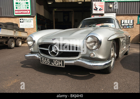 Mercedes-Benz Flügeltürer Auto außerhalb Major Tyres-Reifen-Depot. Stockfoto