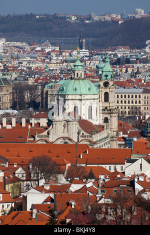 Blick auf die Dächer der Gebäude und Kirche des Hl. Nikolaus, Mala Strana, Little Quarter Prague, Tschechische Republik Stockfoto