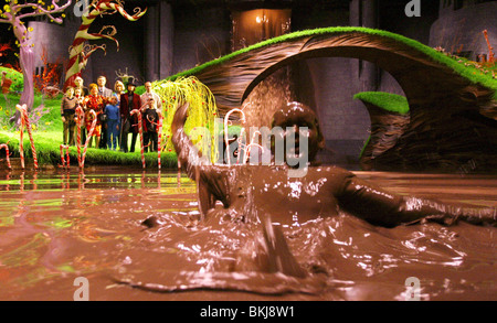 CHARLIE UND DIE SCHOKOLADENFABRIK (2005) FREDDIE HIGHMORE, JULIA WINTER, DAVID KELLY, FRANZISKA TROEGNER, JAMES FOX, ANNASOPHIA Stockfoto